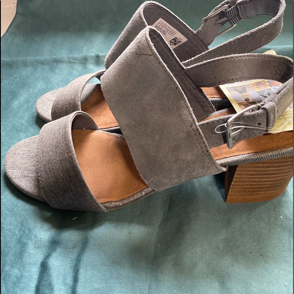 Tom’s Sandals - Picture 2 of 4